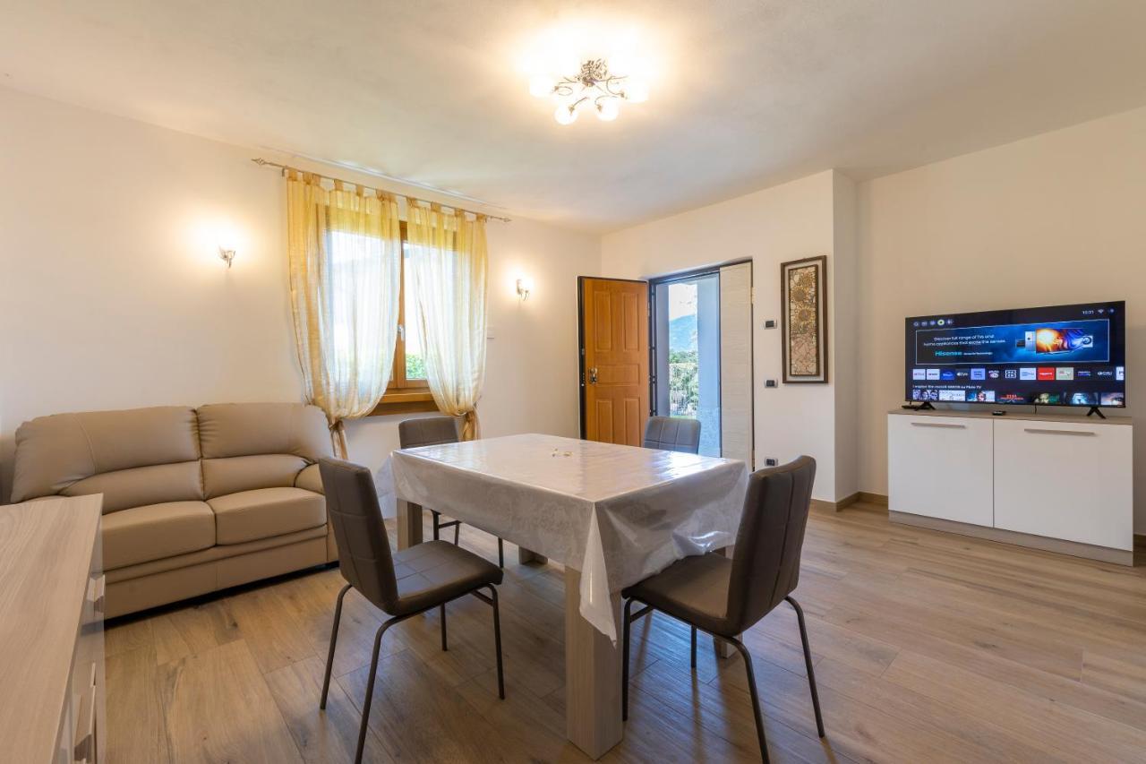 Apartment With Garden And Parking เบลลาโจ ภายนอก รูปภาพ
